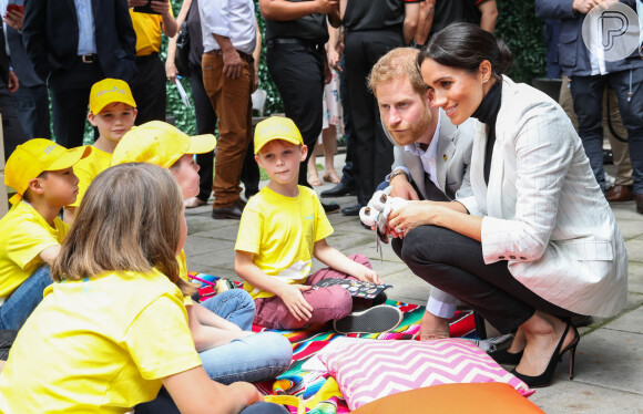 Meghan Markle conversou com criançsa em visita a escola australiana