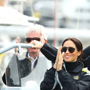 O calçado escolhido por Meghan Markle em passeio de barco na Austrália é fabricado no Brasil