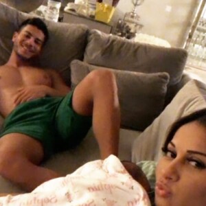 Mayra Cardi postou foto na qual aparece com Sophia no colo e ao lado de Arthur Aguiar