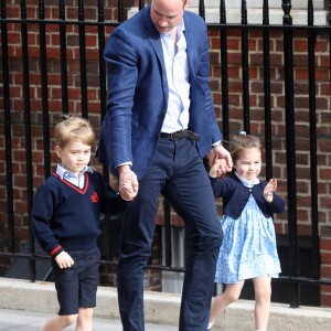 Príncipe William busca os filhos George e Charlotte na escola