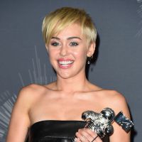 VMA 2014: Miley Cyrus recebe prêmio mais importante e sem-teto discursa por ela