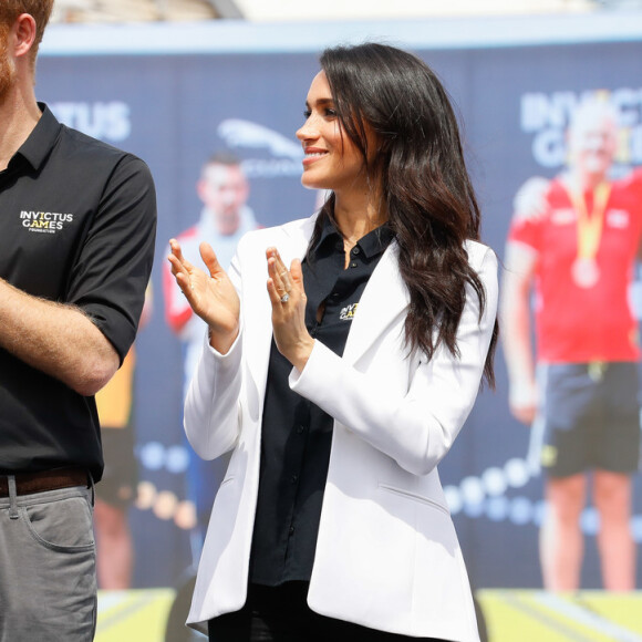 Meghan Markle provou que é fã dos clássicos, como a combinação preto e branco