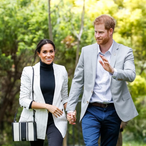 Meghan Markle usou o blazer L'agence em uma produção preto e branco nos primeiros dias de viagem