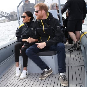 Meghan Markle escolheu preto e branco com pegada esportiva para prestigiar uma competição de vela