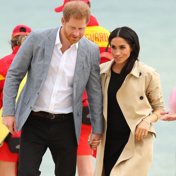 Meghan Markle deu um ar mais descontraído ao aliar o trench coat areia Martin Grent com vestido preto Club Monaco