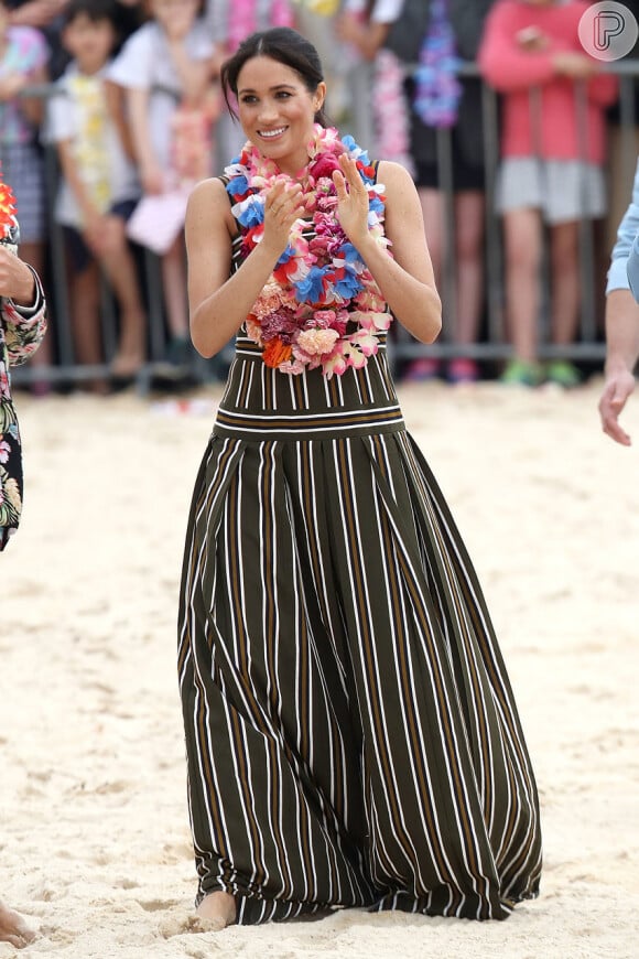Meghan Markle também escolheu listras para um look descontraído para visita à Bondi Beach