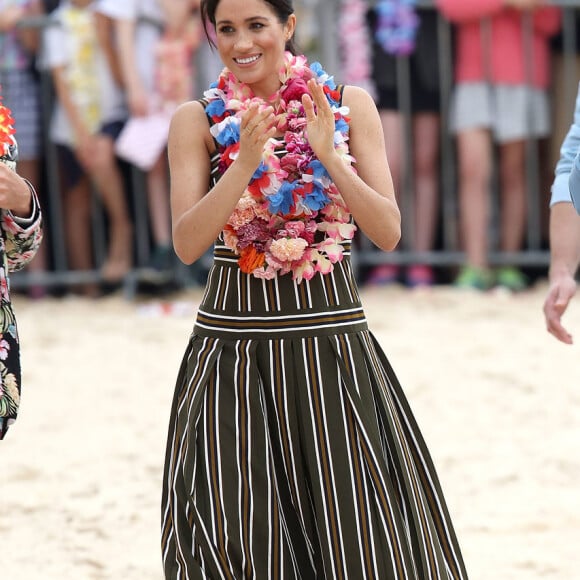 Meghan Markle também escolheu listras para um look descontraído para visita à Bondi Beach