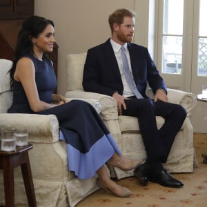 Meghan Markle escolheu um ladylike Roksanda em compromisso ao visitar uma escola