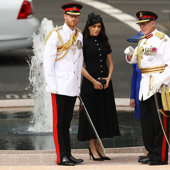 Com aboatoamento frontal, o vestido Emilia Wickstead integrou as peças preto e branco da mala de Meghan Markle