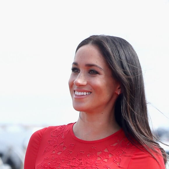 Meghan Markle escolheu um vermelho vibrante para chegar em Tonga