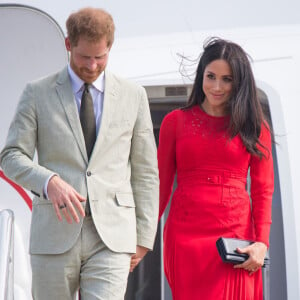 O vestido vermelho usado por Meghan Markle está pré-venda e será lançado oficialmente apenas em dezembro