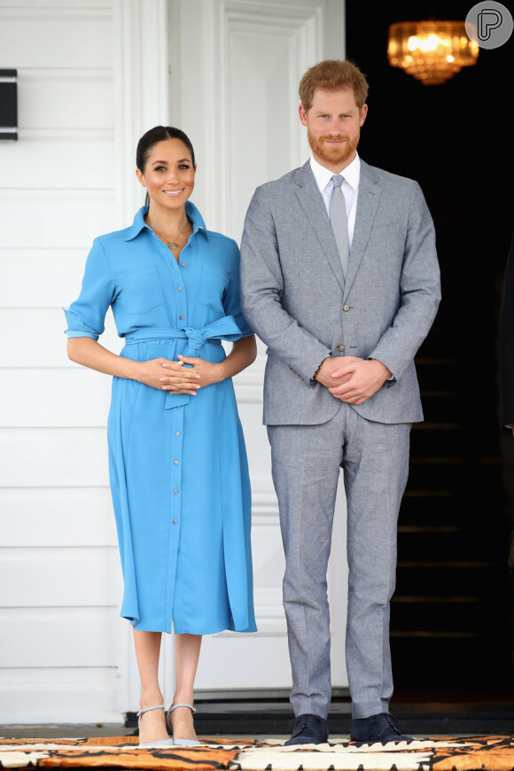 O azul também apareceu na paleta de cores da duquesa de Sussex: com amarração frontal, o vestido midi Veronica Beard valorizou a barriguinha de Meghan Markle