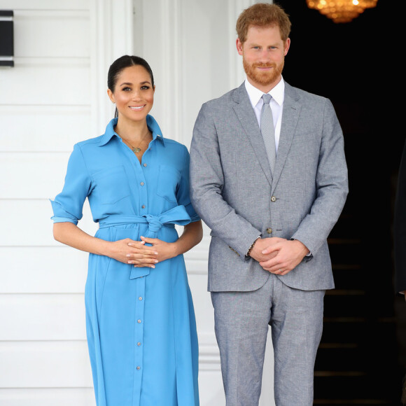 O azul também apareceu na paleta de cores da duquesa de Sussex: com amarração frontal, o vestido midi Veronica Beard valorizou a barriguinha de Meghan Markle