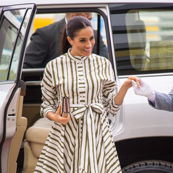 Meghan Markle usou um vestido midi Martin Grant com fundo branco, listras verdes e gola alta discreta