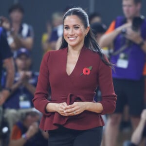 Meghan Markle é versátil e voltou a usar a modelagem peplum, que disfarça a barriguinha de grávida em evento esportivo