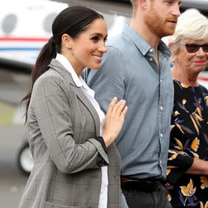 Meghan Markle escolheu um blazer oversized com estampa príncipe de gales da coleção de Serena Williams