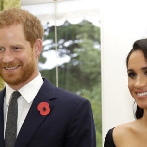 Meghan Markle não dispensa o clássico vestido preto quando a ocasião é mais formal