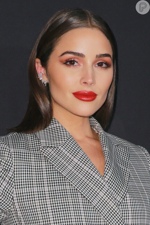 Olivia Culpo apostou em maquiagem com sombra laranja e batom vermelho no prêmio InStyle Awards 2018