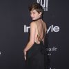 A atriz Cailee Spaeny exibe detalhes de seu look no prêmio InStyle Awards 2018