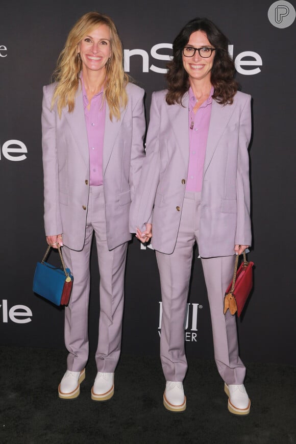 De mãos dadas, Julia Roberts e estilista Elizabeth Stewart exibem looks Givenchy iguais em prêmio