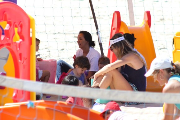 Letícia Birkheuer, a Érika de 'Império', se diverte com o filho, João Guilherme, na praia do Leblon, no Rio de Janeiro