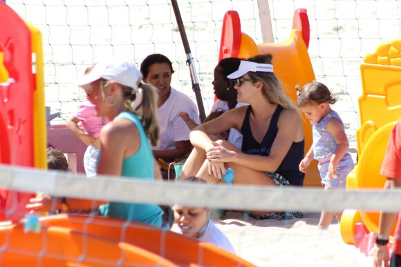 Letícia Birkheuer relaxa em dia de praia com o filho, João Guilherme,  no Rio de Janeiro