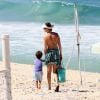 Letícia Birkheuer leva o filho, João Guilherme, à praia do Leblon, no Rio de Janeiro