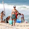 Letícia Birkheuer vai à praia do Leblon, no Rio de Janeiro, e mostra boa forma