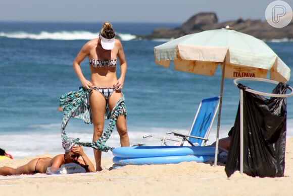 Letícia Birkheuer mostra corpão em dia de praia no Rio