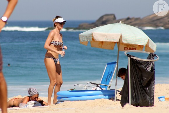 Letícia Birkheuer usa biquíni tomara que caia para ir à praia do Leblon, no Rio de Janeiro