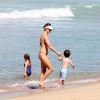 Letícia Birkheuer brinca com o filho, João Guilherme, em tarde de praia no Leblon, no Rio de Janeiro