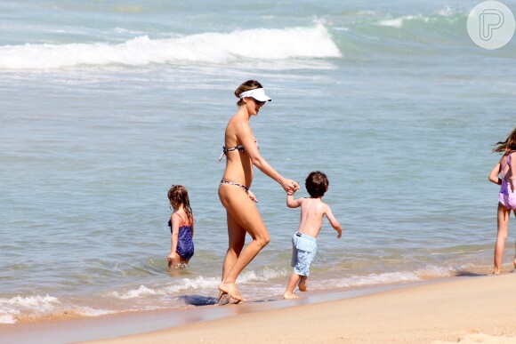 Letícia Birkheuer brinca com o filho, João Guilherme, em tarde de praia no Leblon, no Rio de Janeiro