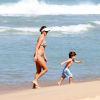 Letícia Birkheuer leva o filho, João Guilherme, à praia do Leblon, no Rio de Janeiro