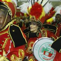 Carnaval 2013: Cleo Pires desfila tocando repique na bateria da Grande Rio