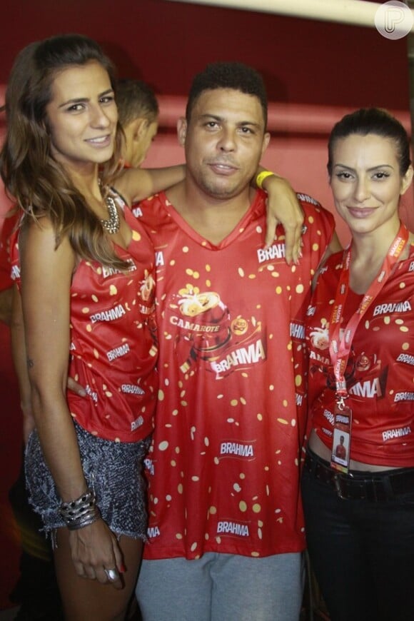 Paula Morais, Ronaldo e Cleo Pires se encontram em camarote da Brahma, na Sapucaí, em 11 dde fevereiro de 2013. A Dj e a atriz são primas