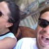 Anitta e o amigo Thiago Fortes se divertem nos parques de Orlando, na Flórida