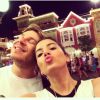Anitta viaja para a Disney com o amigo Thiago Fortes após se apresentar no 'Dança dos Famosos' (25 de agosto de 2014)