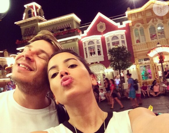 Anitta viaja para a Disney com o amigo Thiago Fortes após se apresentar no 'Dança dos Famosos' (25 de agosto de 2014)