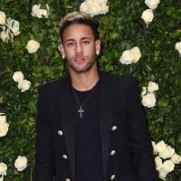 Neymar, solteiro após término de Marquezine, vai a show de Thiaguinho com amigos