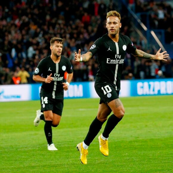 'Os amigos trazendo aquela energia aqui no show de Paris. Obrigado pela presença de todos que vieram curtir! Valeu, França!', legendou Thiaguinho em foto abraçado a Neymar