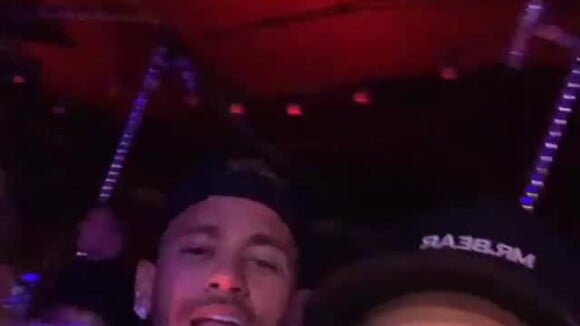 Neymar se diverte com amigos em show de Thiaguinho em Paris