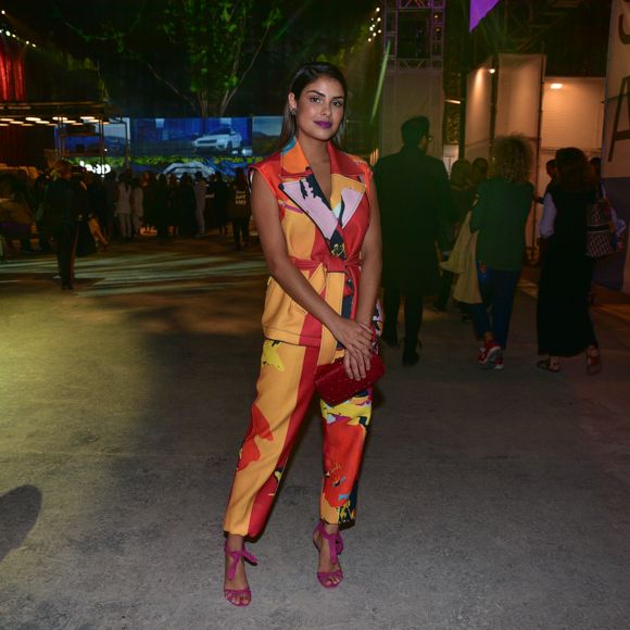 Munik Nunes, campeã do 'BBB16', confere desfile da Apartamento 03 no quarto dia de SPFW, nesta quinta-feira, 25 de outubro de 2018