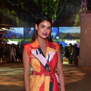 Munik Nunes, campeã do 'BBB16', confere desfile da Apartamento 03 no quarto dia de SPFW, nesta quinta-feira, 25 de outubro de 2018