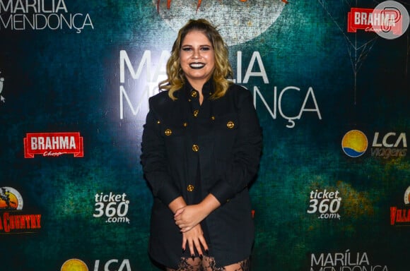 Marília Mendonça elegeu jaqueta estilo militar para show em São Paulo