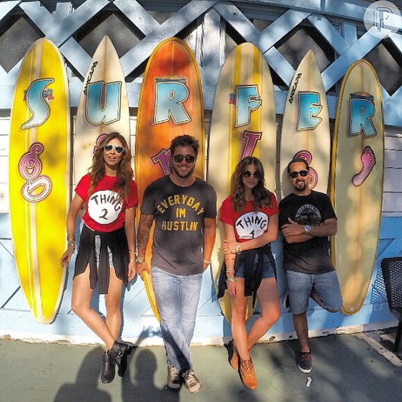 Bruna Marquezine se divertiu no parque Six Flags com amigos em Los Angeles
