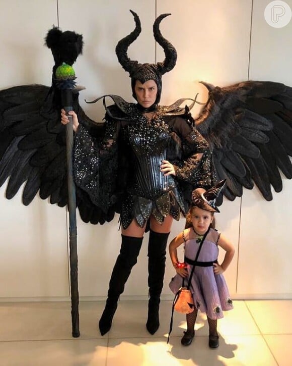 Deborah Secco e a filha, Maria Flor, posam fantasiadas para festa de Halloween, em 26 de outubro de 2018