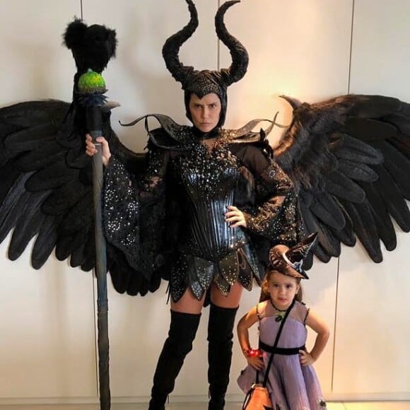 Deborah Secco e a filha, Maria Flor, posam fantasiadas para festa de Halloween, em 26 de outubro de 2018