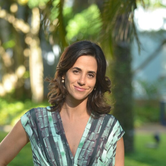 Mariana Lima se juntou a Patrícia Pillar e Enrique Diaz no grupo que conversou sobre política no Largo do Machado