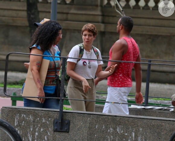 Leandra Leal foi às ruas em SP conversar com eleitores indecisos