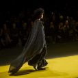 8 vestidos pretos das passarelas do São Paulo Fashion Week. Look com capa da Handred, usado com calça de alfaiataria